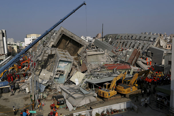 В результате землетрясения магнитудой 6,4 на острове Тайвань обрушилось несколько зданий