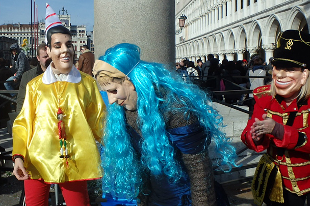 Организаторы заявляют, что появление в Венеции уличного политического театра – возобновление старых традиций