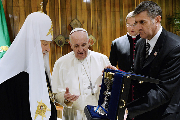 Папа римский Франциск преподнес патриарху Московскому и всея Руси Кириллу в качестве подарка потир