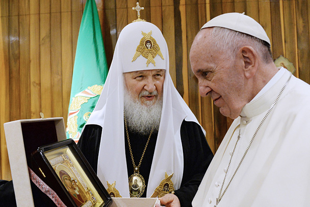 Патриарх подарил папе римскому список Казанской иконы Божией Матери и свою книгу «Свобода и ответственность» на испанском языке