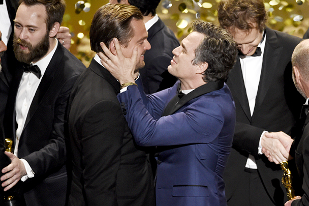 С первым «Оскаром» Леонардо Ди Каприо среди прочих поздравил актер Марк Руффало