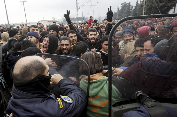 Полиции Македонии пришлось оттеснять толпу беженцев, количество которых измерялось сотнями, во избежание их прорыва на территорию страны