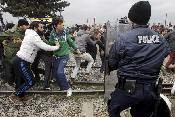 Также силовикам пришлось разогнать и тех, кто устроил блокаду железнодорожных путей, ведущих из Греции в Македонию