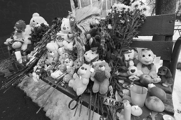 К дому на улице Народного Ополчения, где был убит ребенок, во вторник также несут цветы и игрушки