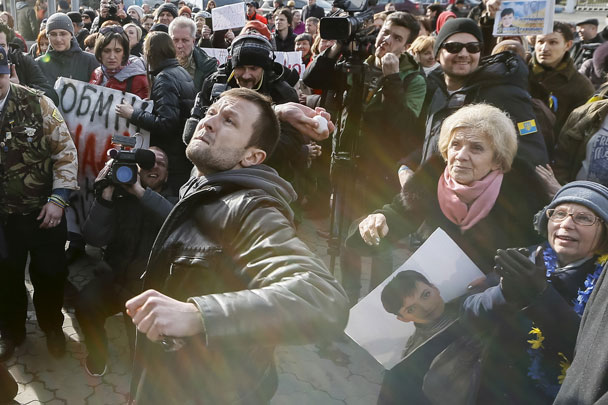 Протестующие в Киеве требуют освободить Надежду Савченко, обвиняемую в убийстве российских журналистов, и разорвать дипломатические отношения с Москвой