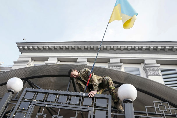 Один человек попытался перелезть через ограду к зданию посольства России в Киеве