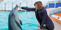 Прокурор Крыма Наталья Поклонская посетила ялтинский дельфинарий «Акватория», где посмотрела на процесс дрессировки морских животных и даже в специальном костюме поплавала с ними в бассейне
