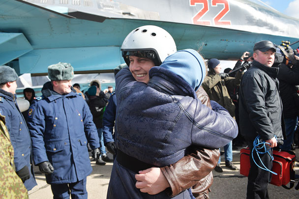 Российских летчиков встречают на авиабазе под Воронежем