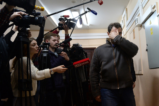 Григорий Пирумов пытался закрыть лицо от камер