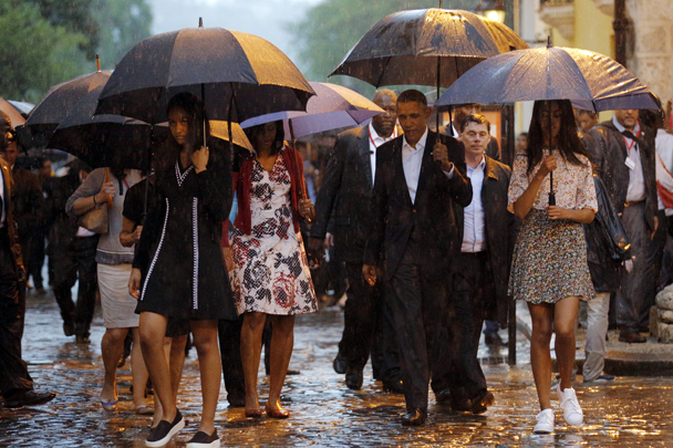 Дождь не нарушил планы Барака Обамы: вместе с семьей он совершил экскурсию по улицам Старой Гаваны