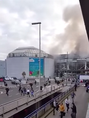 Брюссель во вторник подвергся масштабной атаке террористов. Два взрыва прогремели в аэропорту, там же нашли неразорвавшуюся бомбу. Два взрывных устройства сработали в метро. Жертвами атаки на аэропорт стали по меньшей мере 17 человек, на подземку – 10