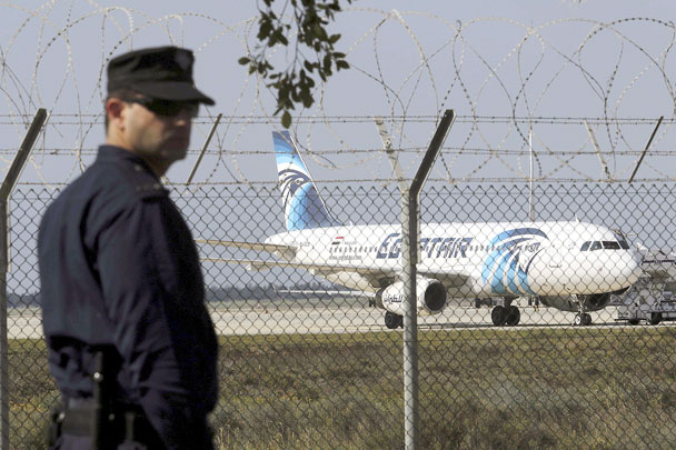 Полиция оцепила кипрский аэропорт Ларнака. С захватившим турецкий лайнер человеком ведутся переговоры