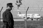 Полиция оцепила кипрский аэропорт Ларнака. С захватившим турецкий лайнер человеком ведутся переговоры&#160;(фото: Yiannis Kourtoglou/Reuters)