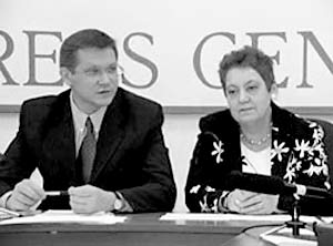 Лидер Республиканской партии Владимир Рыжков и лидер партии Солдатских матерей Валентина Мельникова во время совместной пресс-конференции