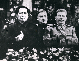 На торжественном заседании по случаю 70-летия Сталина рядом с ним стоял Мао Цзэдун