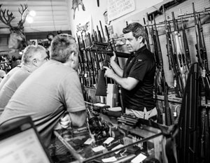 В оружейные магазины США едва ли не выстраиваются очереди