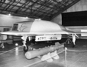 Одной из сенсаций на авиасалоне МАКС-2007 стала презентация полноразмерного макета тяжелого ударного беспилотного летательного аппарата (БПЛА) «Скат»