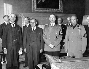 Слева направо: Чемберлен, Даладье, Гитлер и Муссолини готовятся подписать Мюнхенское соглашение