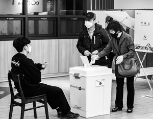 В Южной Корее люди с коронавирусом не смогли принять участие в выборах