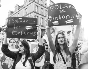 За лозунгами в руках белорусских протестующих стоят зарубежные спонсоры