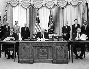 Лидеры Косово и Сербии были вынуждены сесть по разные стороны стола президента США