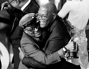 Сэмюэл Л. Джексон поздравляет режиссера Спайка Ли, всегда снимавшего фильмы про черных и для черных