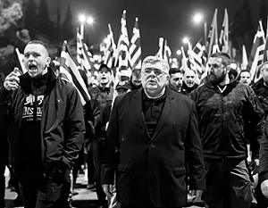 Греческий «фюрер» Николаос Михалолиакос во главе колонны активистов «Золотой зари»