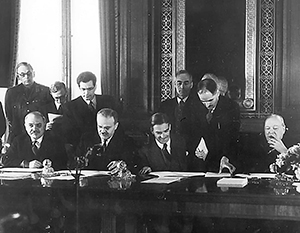 1942 год. Молотов (второй слева) и глава МИД Британии Иден подписывают советско-британский договор о войне против гитлеровской Германии. Крайний справа – Черчилль