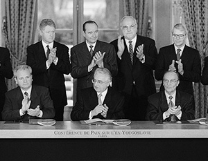 Соглашение от имени трех народов подписали Милошевич, Туджман и Изетбегович. Над ними Клинтон, Ширак, Коль и Мейджор. Виктор Черномырдин остался вне кадра