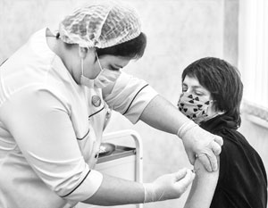Как ни странно, лишь половина россиян хочет вакцинироваться от смертельно опасного вируса