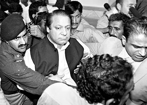 Наваз Шариф был изгнан из страны в результате военного переворота, организованного нынешним президентом Пакистана, генералом Первезом Мушаррафом 12 октября 1999 года