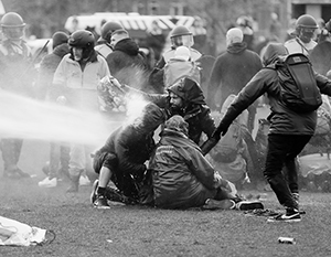 Полиция с бунтовщиками не церемонится, счет задержанным идет на сотни