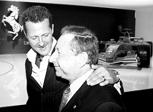 Директор конюшни Ferrari Жан Тодт и семикратный чемпион мира в автогонках «Формула-1» Михаэль Шумахер на стенде Ferrari перед презентацией суперкара F430