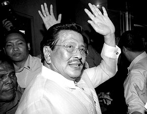 Бывший президент Филиппин Джозеф Эстрада приговорен судом к пожизненному тюремному заключению