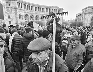 Грабли стали одним из символов протестов в Ереване