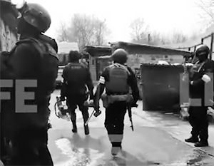 Мытищи стрельба. Кидал гранаты в полицию из Мытищ. Парень выкинул 2 гранаты.