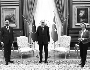 В зал входят трое – сам Эрдоган, председатель Евросовета и глава Еврокомиссии, но стульев только два