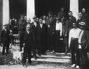 Оригинальное фото делегатов съезда Второго Интернационала в 1920 году. При советском ретушировании из множества человек остались лишь Ленин и Горький