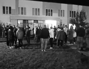Жители села в Подмосковье на сходе обвинили мигрантов в убийстве пенсионерки
