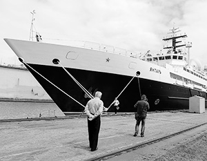 Океанографическое исследовательское судно «Янтарь» наводит страх на западных обывателей