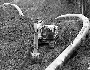 Чтобы сделать добычу и, соответственно, экспорт нефти круглогодичными, Sakhalin Еnergy тянет два наземных трубопровода 