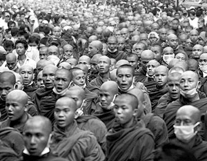 Десятки тысяч буддийских монахов вышли на улицы Мьянмы с акцией протеста