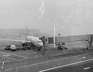 Из-за тумана сотни рейсов были отменены, десятки перенаправлены на запасной аэродром