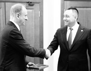 Сербские СМИ утверждают, что Вулин передал секретарю Совбеза РФ Николаю Патрушеву компромат на оппозицию