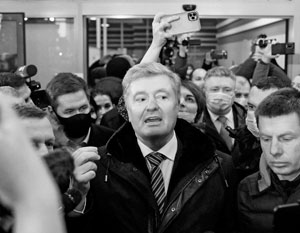 Обвиняемый в госизмене Петр Порошенко выглядит триумфатором