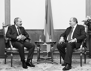 После отставки фрондирующего Саркисяна (справа) нового президента подберут в окружении премьера Пашиняна (слева)