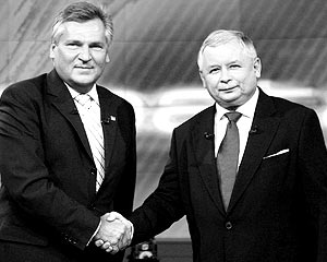 Представитель оппозиции Александр Квасьневский и премьер-министр Ярослав Качиньский