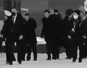 Макрон прогулка по москве. Макрон на красной площади в москве. Эммануэль макрон на красной площади. Путин на красной площади. Макрон гуляет в москве.