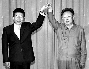 Президент Южной Кореи Но Му Хен и северокорейский вождь Ким Чен Ир подписали совместную декларацию о мире 