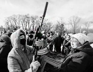 Раздача автоматического оружия на улицах украинских городов